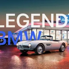 Klasyczny kabriolet BMW przed retro dinerem. Napis "LEGENDY BMW" podkreśla moc i styl marki, która od lat tworzy ikony motoryzacji.
