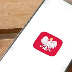 Smartfon z ikoną mObywatel. Dowiedz się, jak założyć mObywatel przez bank, by mieć cyfrowy dowód i inne dokumenty zawsze przy sobie.