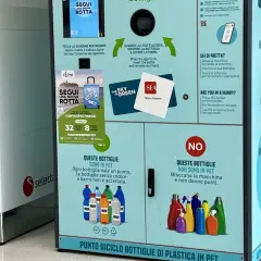 Macchina per la raccolta bottiglie plastica PET. Istruzioni per il riciclo e premi in palio.