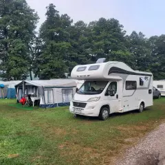 Gdzie z przyczepą kempingową na Mazury? Odkryj najlepsze miejsca