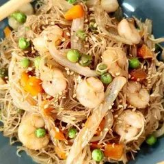 Fideos de arroz fritos con gambas: receta fácil y deliciosa para disfrutar