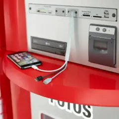 Telefon ładuje się przy kiosku z fotousługami. To jak cewe Rossmann, tylko z opcją szybkiego ładowania.