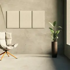 Poltrona comoda e pianta in vaso accanto a quadri fonoassorbenti funzionano per creare un ambiente sereno.