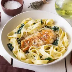Pyszny makaron z kurczakiem i szpinakiem, posypany parmezanem. Idealny obiad na każdy dzień.