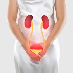 Kobieta w białej sukni, z grafiką układu moczowego. Może to symbolizować parcie na pęcherz przyczyny ginekologiczne.