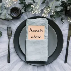 Eleganckie nakrycie stołu z kartką "Savoir vivre" – idealne na zaproszenia na ślub.