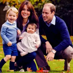 Uśmiechnięta rodzina: książę William, księżna Kate i ich dzieci, książę George i księżniczka Charlotte, pozują na tle jesiennego ogrodu.