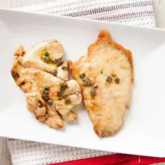 Due fette di fesa di tacchino con capperi, un piatto leggero e gustoso. Le fesa di tacchino calorie sono un'ottima scelta per un pasto sano.