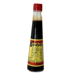 En flaska mörk sojasås med en röd kork. Etiketten visar en figur som bär korgar, vilket antyder att soja kan bli gammal och utveckla smak.