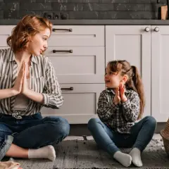 Mama i córka ćwiczą uważność w kuchni. To piękny przykład, jak parenting może być wspólną podróżą.