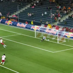 Karny w piłce nożnej: zasady, błędy, VAR. Opanuj reguły gry!