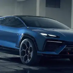 Niebieski Lamborghini Lanzador, futurystyczny SUV z ostrymi liniami i agresywnym designem, gotowy na podbój dróg.
