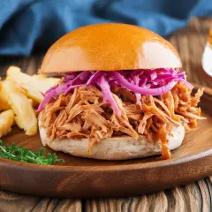 Pulled Pork Burger mit Krautsalat und Pommes. Welche Sauce zu Pulled Pork Burger passt? Hier eine Inspiration!