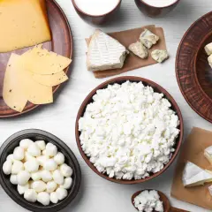 Varietà di formaggi grassi quali sono: burro, brie, formaggio svizzero, fiocchi di latte, mozzarelline e altri.