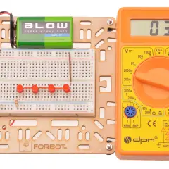 Zestaw do eksperymentów z elektroniką: płytka stykowa, bateria 9V, multimetr i rezystor.