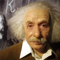 Woskowa figura Alberta Einsteina, z jego charakterystyczną fryzurą i wąsami, przypomina o jego mądrych albert einstein cytaty o ludziach.