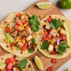 Tacos z grillowanym tofu, kukurydzą, pomidorami i awokado. Idealne na szybki obiad, oto 10 pomysłów na obiad.