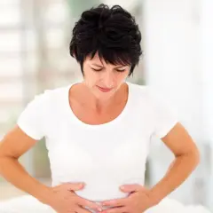 Kobieta z bólem brzucha, zastanawia się, debutir forte na co jest.