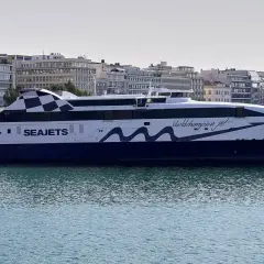 Szybki prom "Worldchampion Jet" firmy SeaJets zacumowany w porcie, gotowy do rejsu na Santorini.