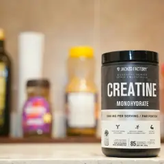 Pojemnik kreatyny Jacked Factory. Zastanawiasz się, ile kreatyny dziennie jest optymalne? Ten produkt zawiera 5000 mg na porcję.
