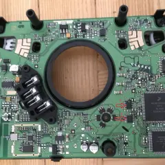 Płytka drukowana z modułu CIM Opla Astry H, z widocznymi elementami elektronicznymi i złączami.