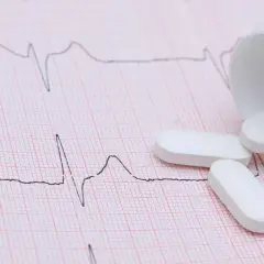Vita tabletter, som kan vara betablockerare mot ångest, ligger utspridda på ett EKG-papper.