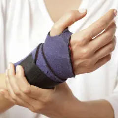 Mano con tutore viola per supportare i movimenti del polso.