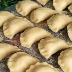 Gotowe do lepienia pierogi, idealne na obiad. Dowiedz się, jak zrobić ciasto na pierogi, by były pyszne!