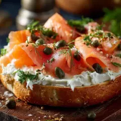 Un bagel garni de fromage frais, de saumon fumé, de câpres et d'aneth. Une délicieuse sauce bagel saumon.
