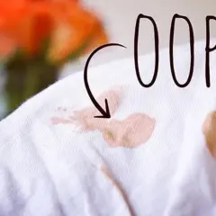 Oops!" - plamy z podkładu na białej tkaninie. Dowiedz się, jak usunąć plamy z podkładu i uratować ubranie.