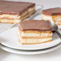 Tarta de galletas de la abuela de toda la vida, con capas de crema y cobertura de chocolate. Un postre casero que evoca recuerdos.