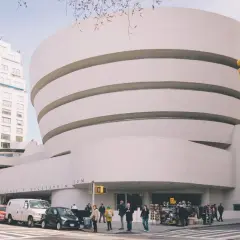 Muzeum Guggenheima w Nowym Jorku, znane z dzieł sztuki i unikalnej architektury, przyciąga spacerowiczów.