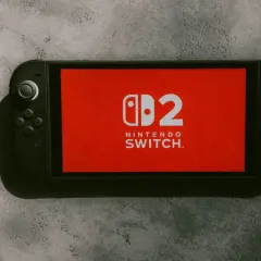 Nintendo Switch z czerwonym ekranem i logo. Zastanawiasz się, czy można podłączyć Nintendo Switch do laptopa?