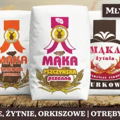 Pięć worków mąki różnych rodzajów z logo "Młyn Pszczyna" na drewnianym tle.