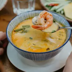 Aromatyczna zupa na imprezę urodzinową z krewetką na łyżce.