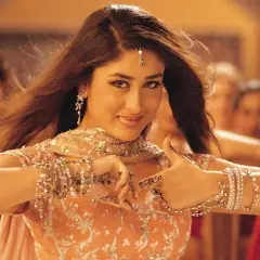 Tancerka w stroju bollywood, ozdobiona biżuterią i henną, wykonuje taniec.