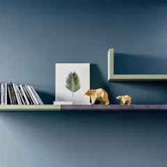 Mensole moderne con libri, un quadro di foglia e orsetti dorati, perfette per fissare mensole al muro con stile.