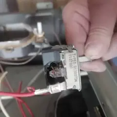 Uszkodzony termostat w piekarniku Mastercook do zabudowy. Widoczne ślady przepalenia.