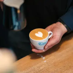 Sekret latte art: Serce na kawie krok po kroku zawsze się uda!