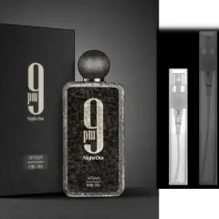 Flakon perfum Afnan 9PM Night Out obok czarnego pudełka i próbek 10ml i 5ml.