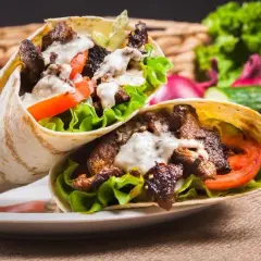 Ile waży kebab w tortilli? Sprawdź, co wpływa na gramaturę!