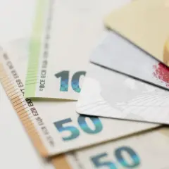 Euro banknoty 10 i 50 oraz karty płatnicze. Czy to zapowiedź upadłości cinkciarza?