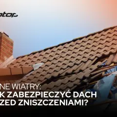 Uszkodzony dach po silnym wietrze, z luźnymi dachówkami i widocznymi elementami konstrukcji. Skrzypiący dach podczas wiatru to sygnał ostrzegawczy.
