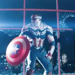 Sam Wilson, nouveau Captain America, prêt pour sa sortie MCU, tient son bouclier devant une fenêtre brisée.