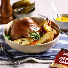 Gotowana golonka w zupie? Nie, to pieczona golonka z ziemniakami i marchewką. Idealna na obiad, doprawiona świeżym pieprzem.