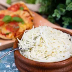 En skål med pizzasallad, perfekt till din hemmagjorda pizza. Här är ett enkelt pizzasallad recept!