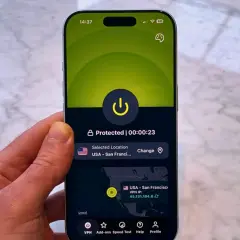 Telefon z włączonym vpn na telefon, chroniącym połączenie z serwerem w San Francisco.