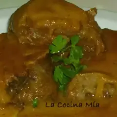 Deliciosa lengua de ternera en salsa, un plato tradicional español.