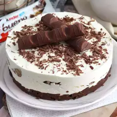 Pyszny sernik kinder bueno z kawałkami czekolady i wafelkami na wierzchu. Idealny deser dla fanów słodkości.
