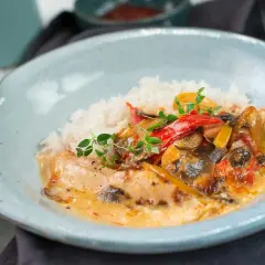 En krämig kycklinggryta med ris, paprika och champinjoner. En härlig måltid som passar perfekt för en mysig middag.